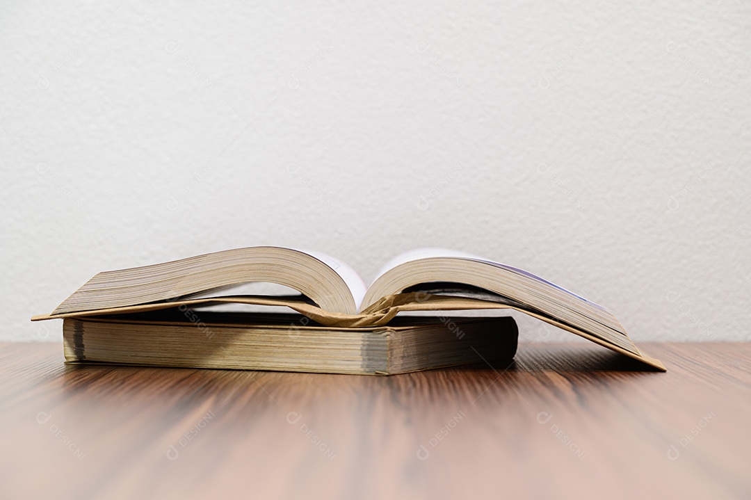 Conceito de ler um livro está na mesa da sala