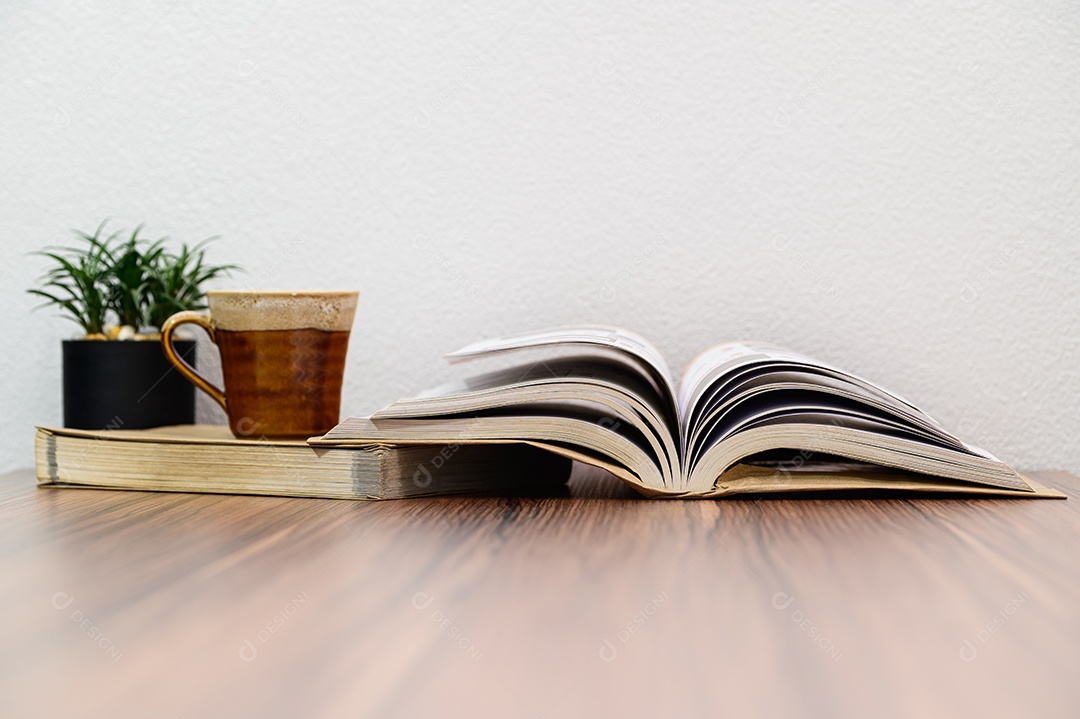 Conceito de ler um livro está na mesa da sala