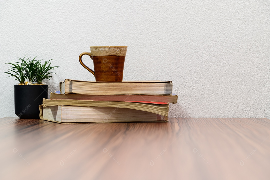 Conceito de ler um livro está na mesa da sala