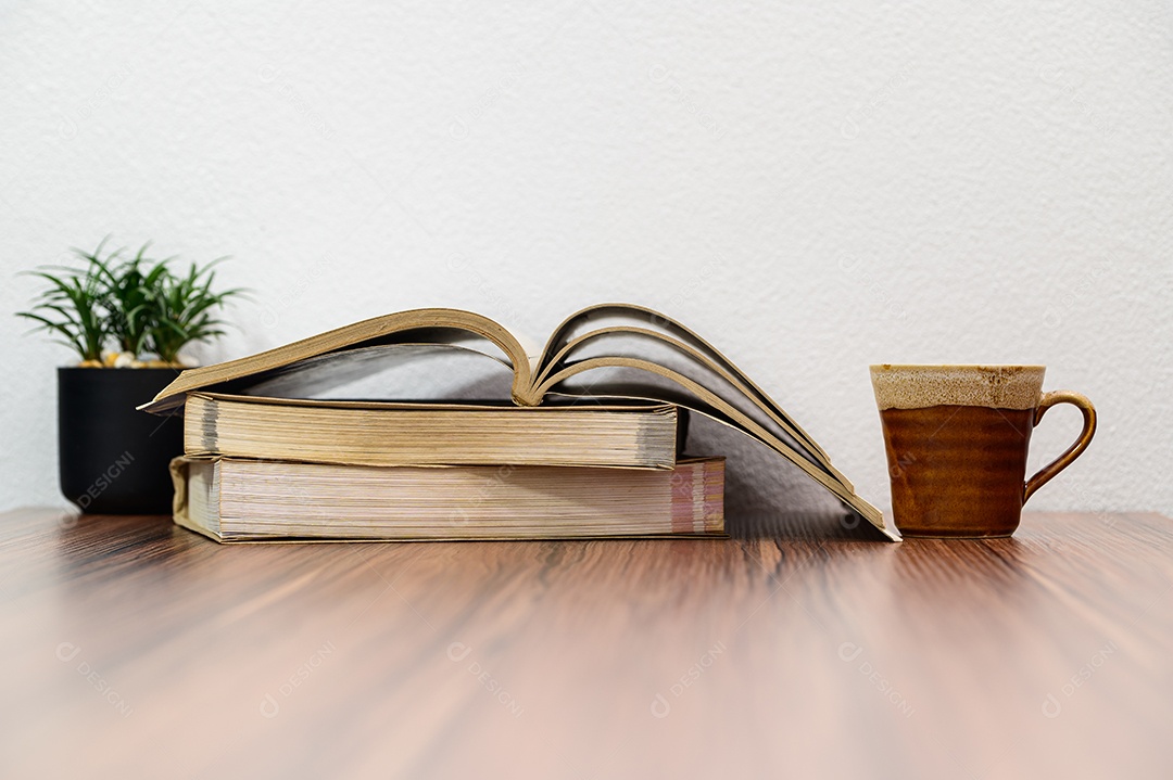 Conceito de ler um livro está na mesa da sala