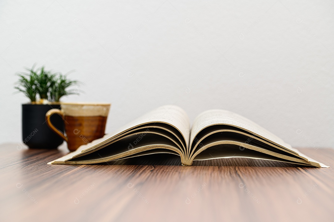 Conceito de ler um livro está na mesa da sala