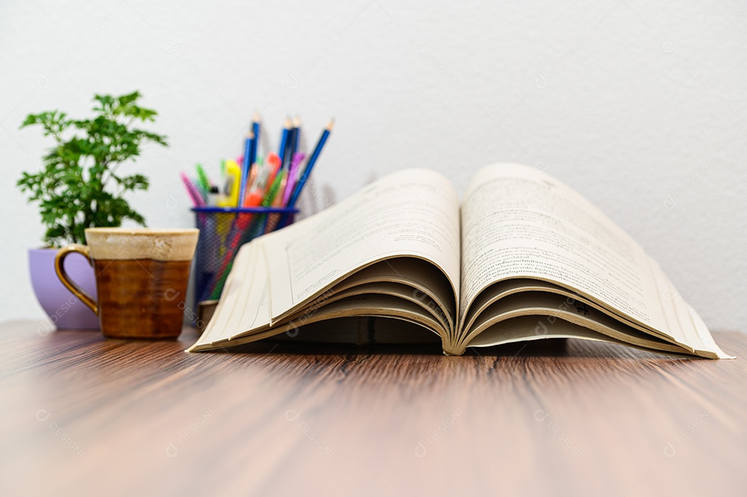 Conceito de ler um livro está na mesa da sala