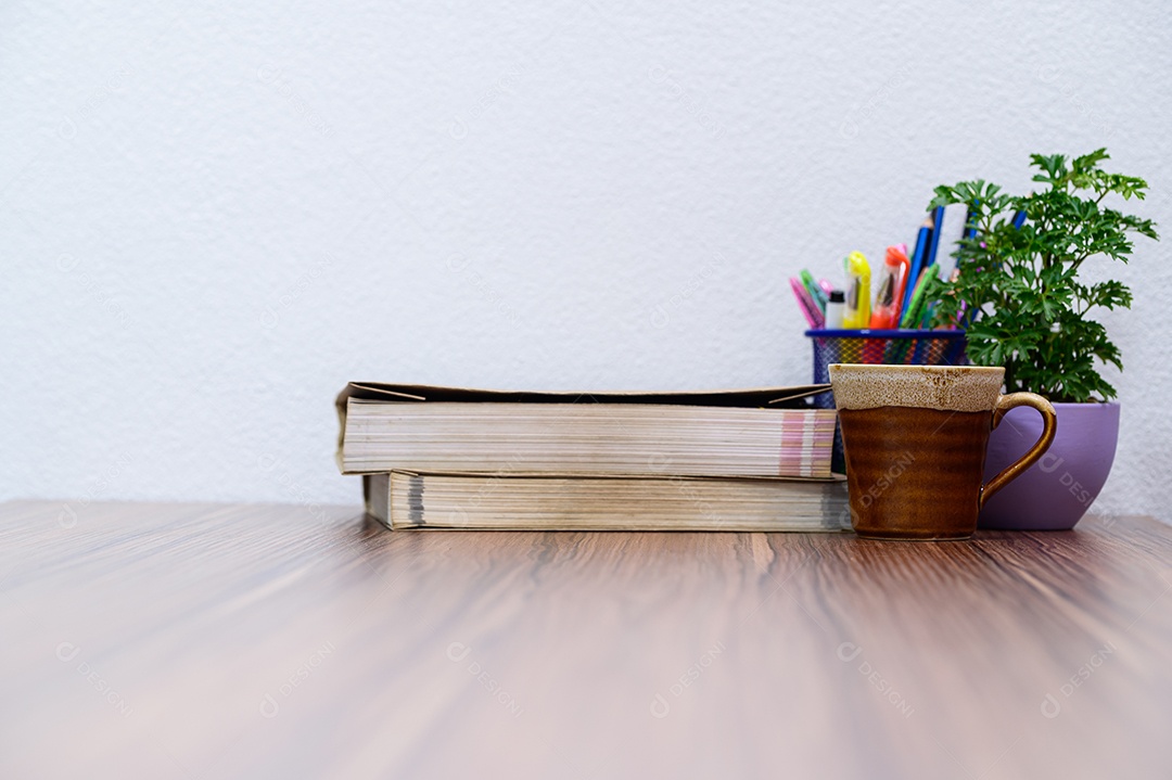 Conceito de ler um livro está na mesa da sala