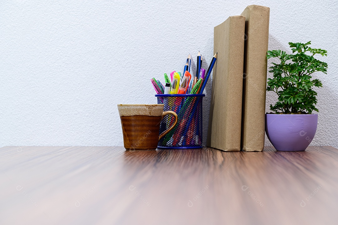 Conceito de ler um livro está na mesa da sala