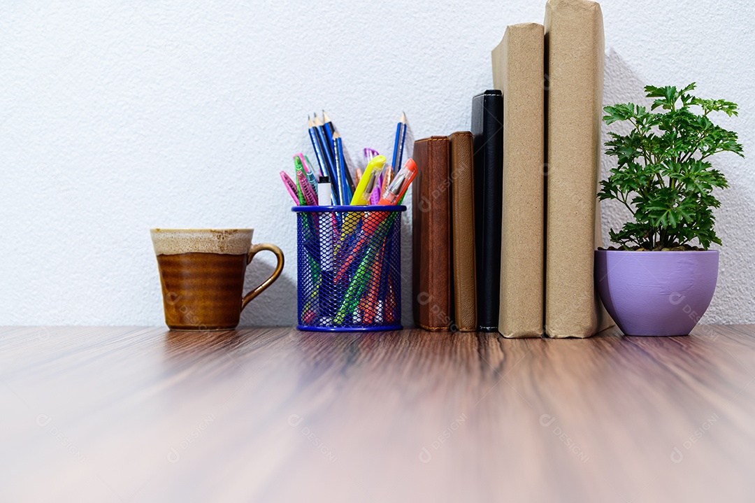Conceito de ler um livro está na mesa da sala