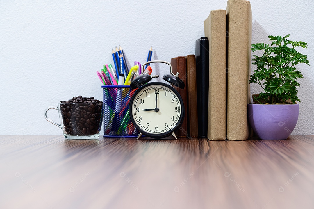 Conceito de ler um livro está na mesa da sala