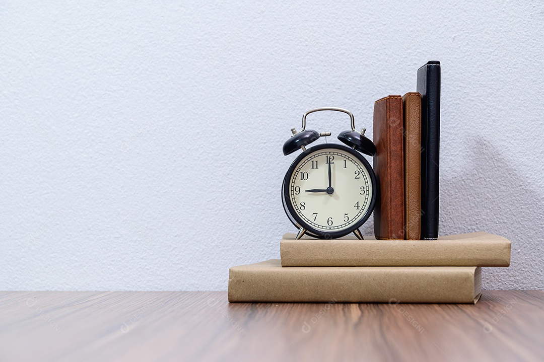 Conceito de ler um livro está na mesa da sala