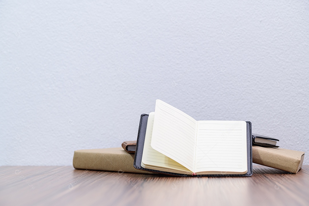 Conceito de ler um livro está na mesa da sala