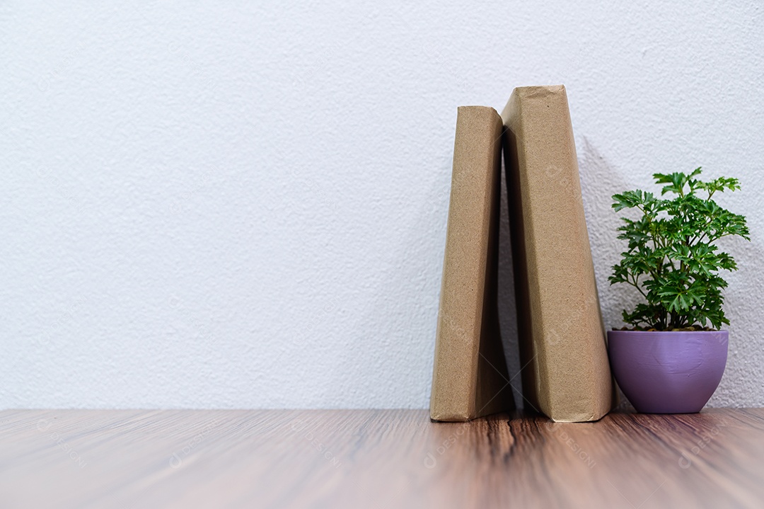 Conceito de ler um livro está na mesa da sala