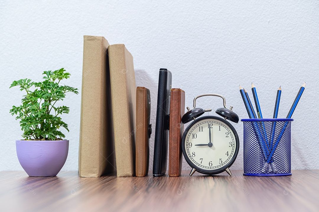 Conceito de ler um livro está na mesa da sala