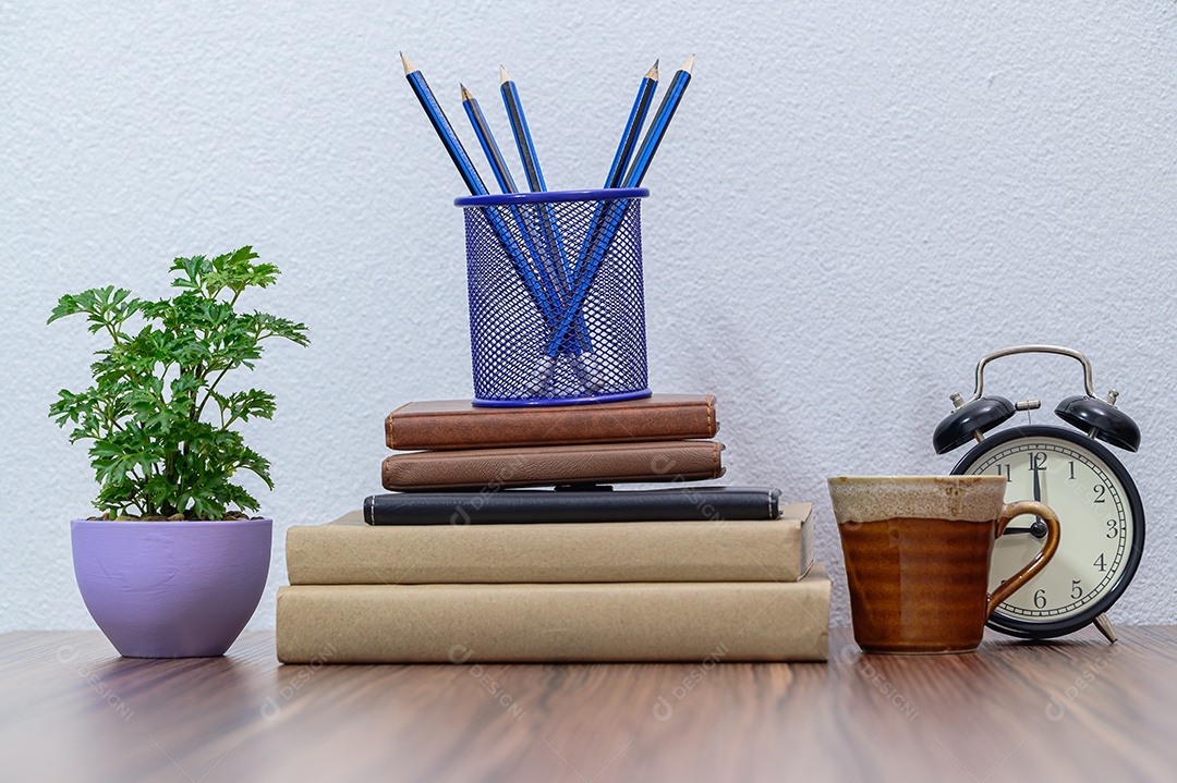 Conceito de ler um livro está na mesa da sala