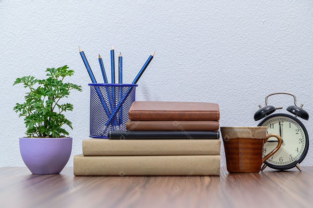 Conceito de ler um livro está na mesa da sala