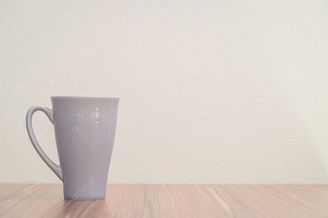 Copo de água é colocado sobre a mesa da sala.