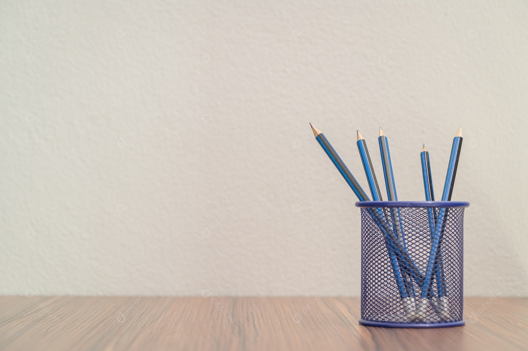 Lápis está na mesa na sala