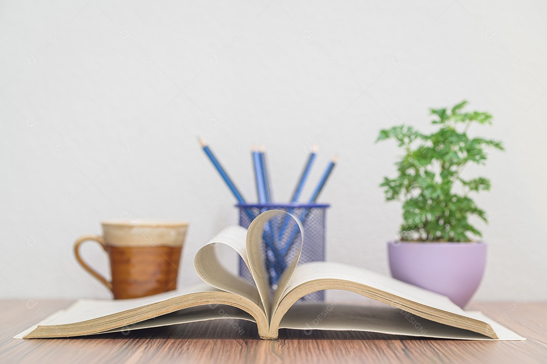 Conceito de ler um livro está na mesa da sala