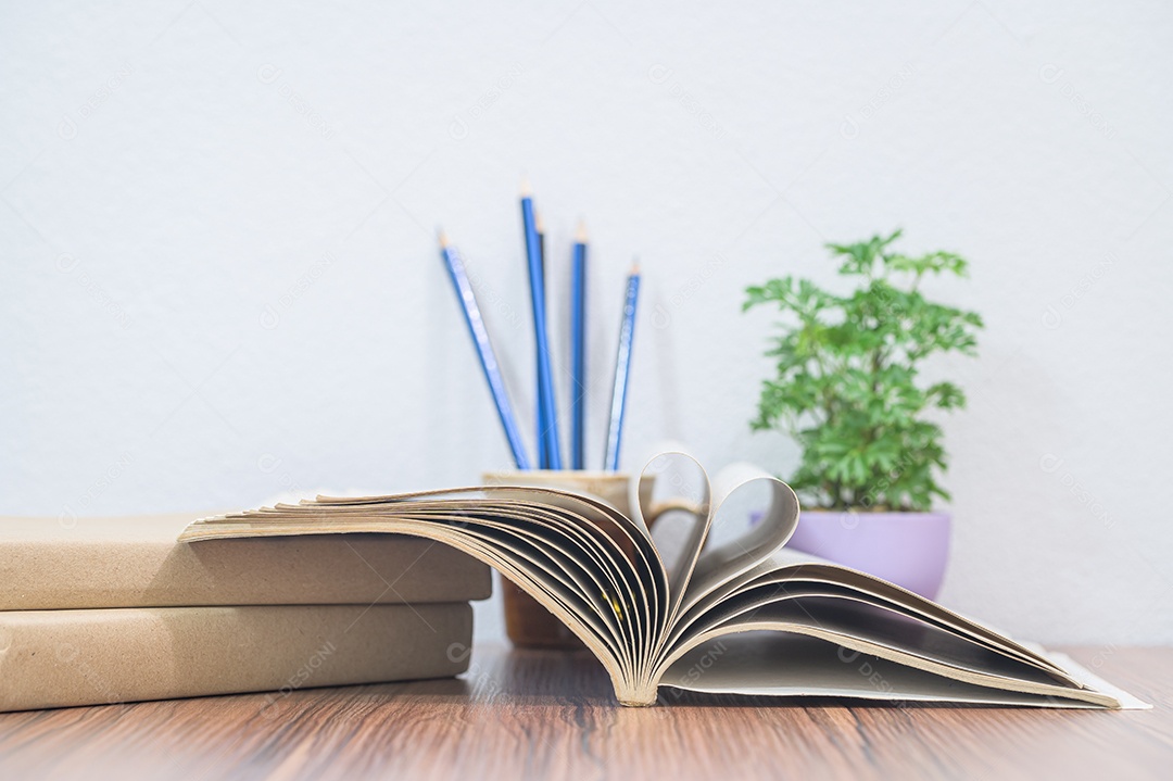 Conceito de ler um livro está na mesa da sala