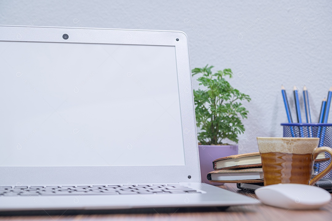 Notebook foi colocado na escrivaninha da sala