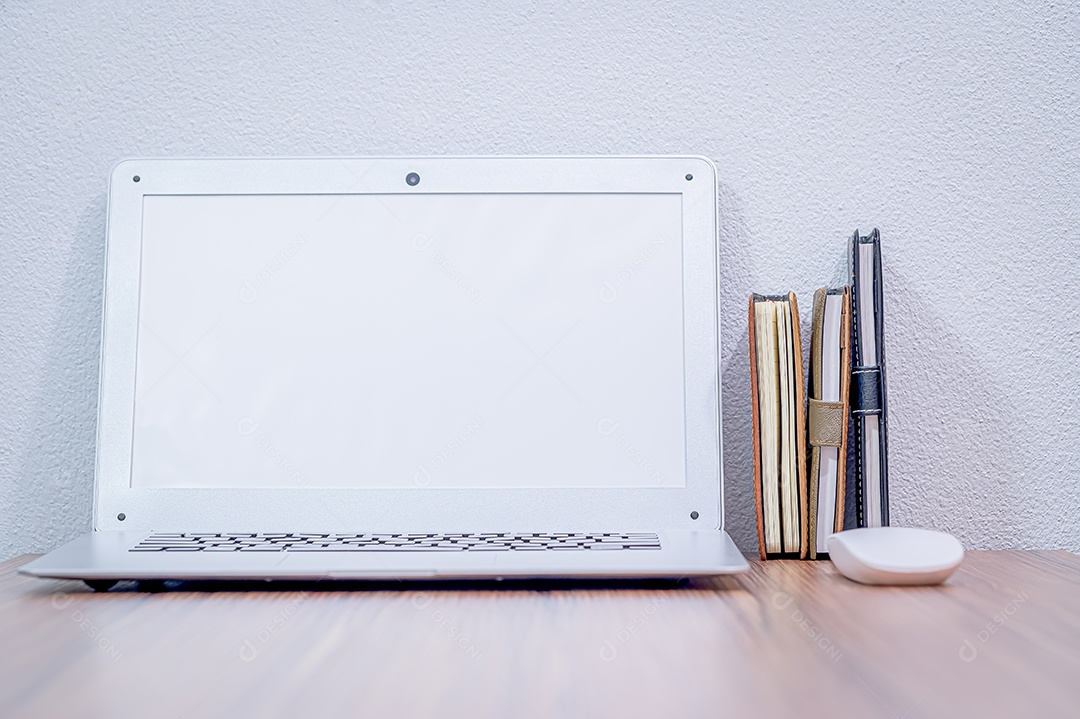 Notebook foi colocado na escrivaninha da sala