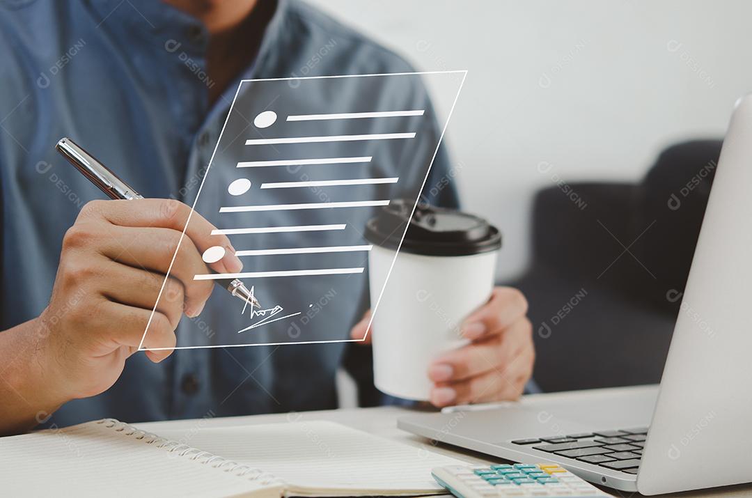 Empresário segurando documentos de assinatura digital de negócios de caneta na tela virtual.