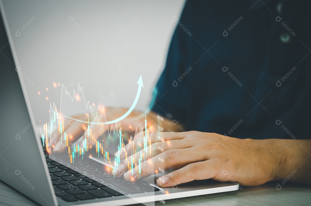 Mãos de homem usando computadores para analisar dados e gráficos de investimento. Planos de negociação financeira e marketing de tecnologia bancária digital.