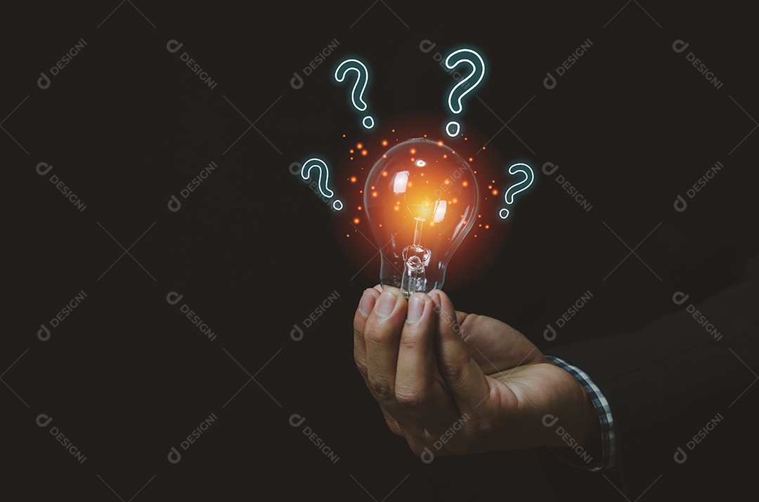 Empresário segurando uma lâmpada com ponto de interrogação. Marketing de tecnologia de conceito de design criativo digital.