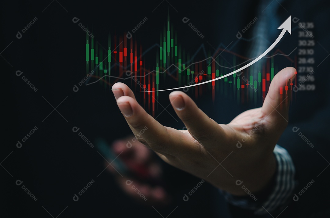 Conceito de investimento de finanças e negócios. Fundos de investimento em ações e criptomoedas. Empresário analisando ou negociando gráficos Forex do gráfico de velas de dados financeiros.