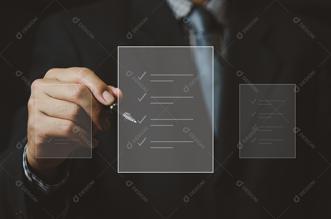 Empresário segurando a caneta para verificar documentos digitais de negócios na tela virtual.