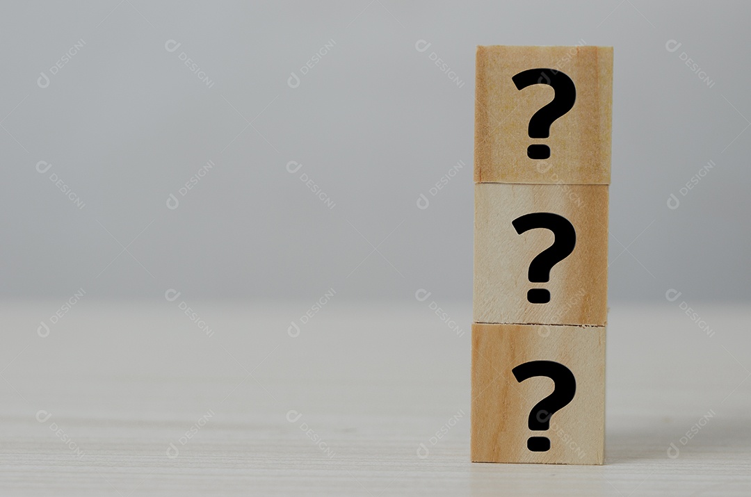 Espaço de cópia de símbolo de ponto de interrogação de ícone de bloco de madeira quadrado.