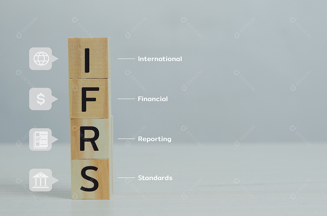 Cubos de madeira IFRS Relatório Financeiro Internacional Standards com espaço na mesa e cópia. Conceitos financeiros de negócios.