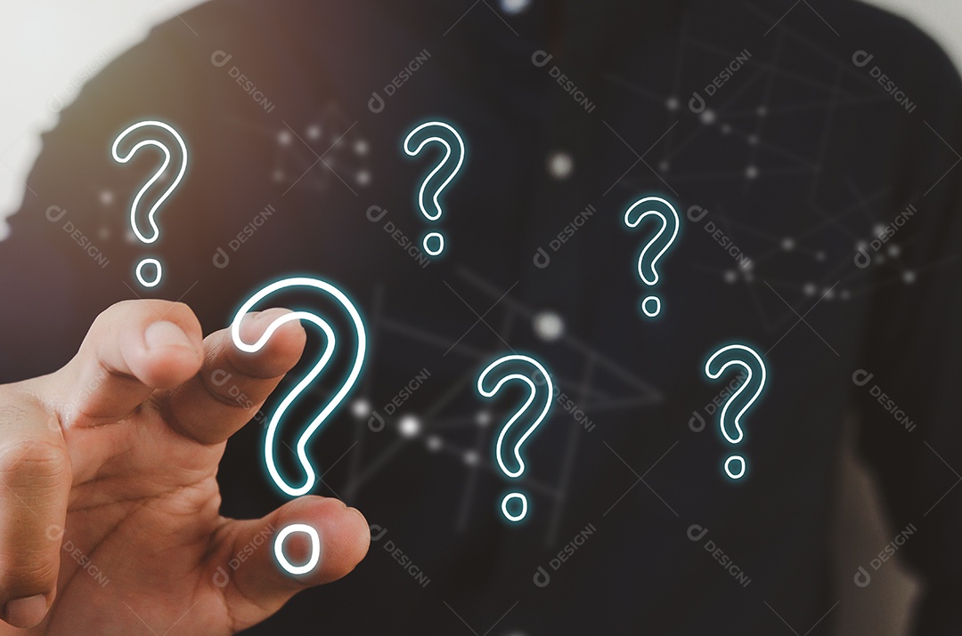 Empresário apontando um ponto de interrogação. Conceito de negócios.