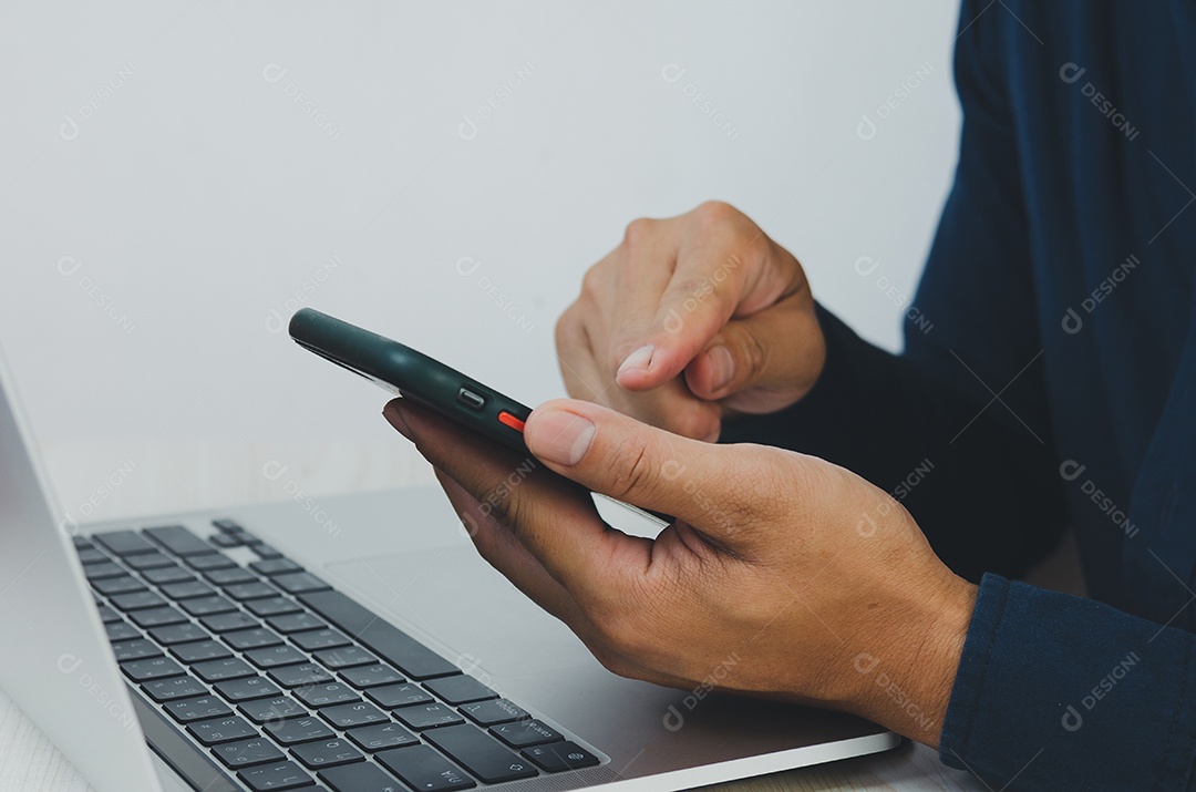 Empresário está trabalhando no escritório de investimento financeiro.