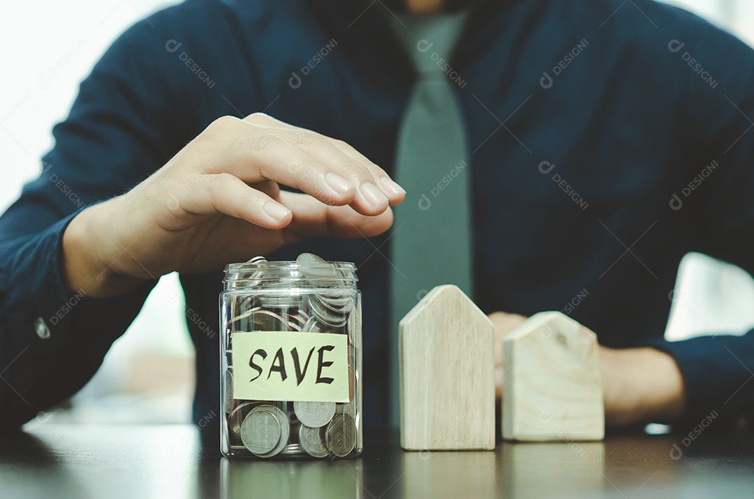 Conceito de empresário economizando dinheiro para contabilidade financeira.