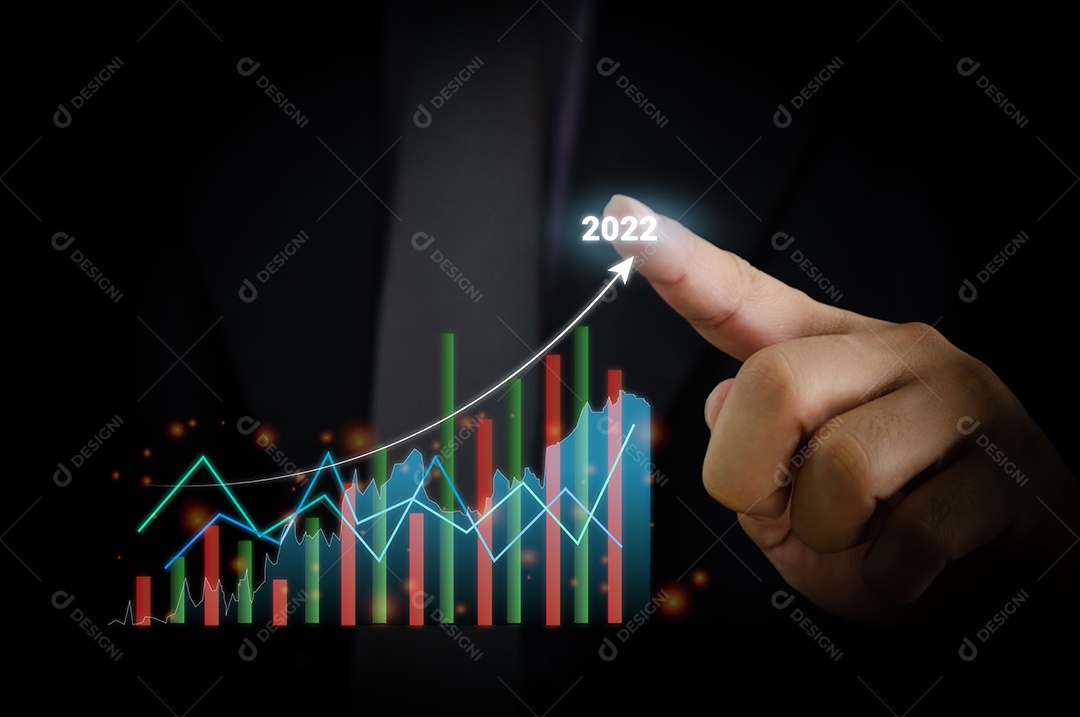 Empresário, planejando o crescimento dos negócios e as finanças de investimento. Adicionar indicadores positivos em 2022 para aumentar os negócios