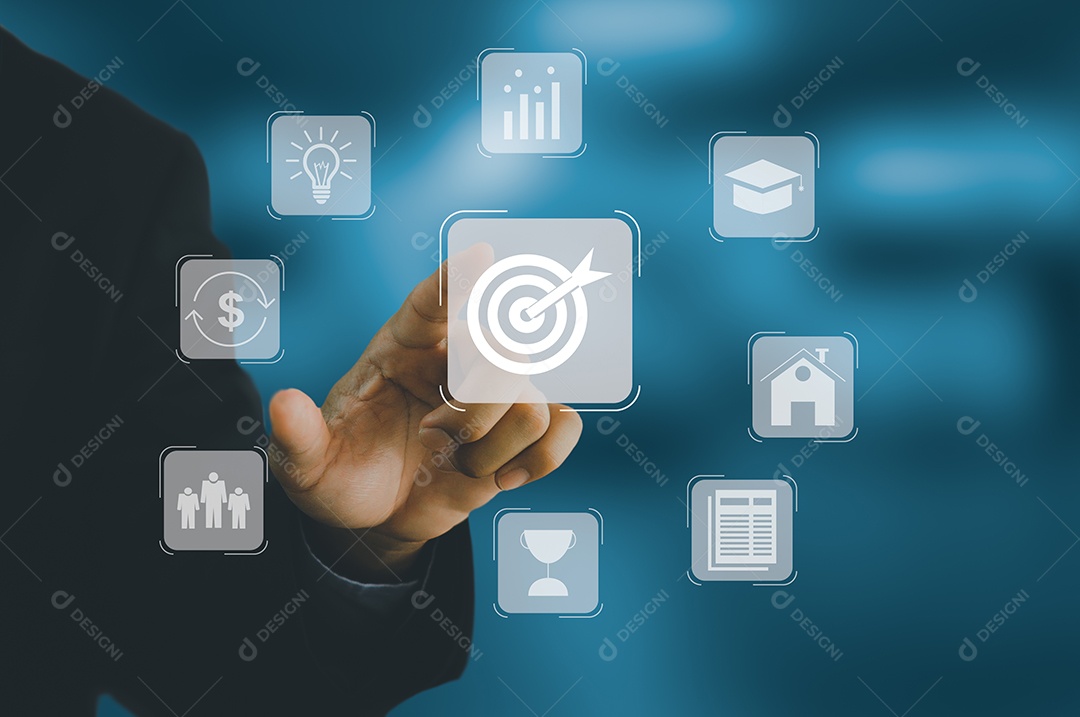 Mão de empresário tocando uma tela virtual. Planejando o caminho para atingir a meta para o sucesso. Visão e conceito de objetivos de negócios Desenvolvimento de estratégia, aprendizagem, trabalho, finanças empresariais, conceitos.