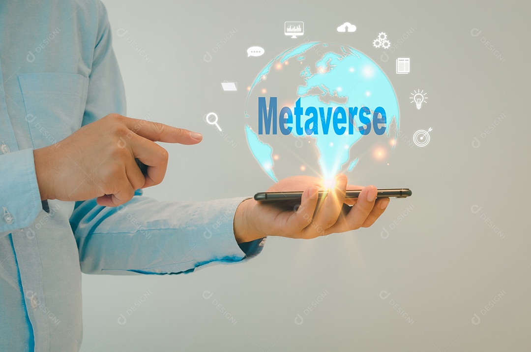 Mão de homem segure o ícone do mundo virtual do smartphone.