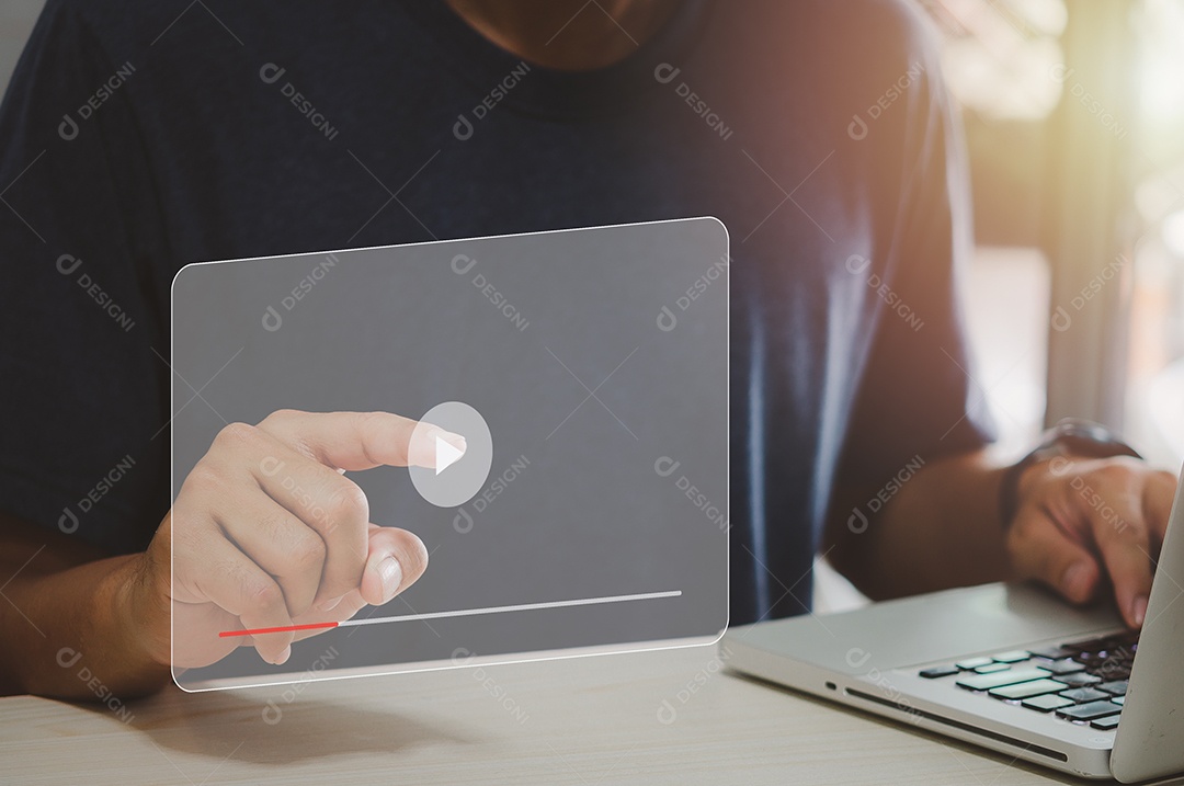 Mão de homem usando computador laptop toque ícone de pesquisa virtual play