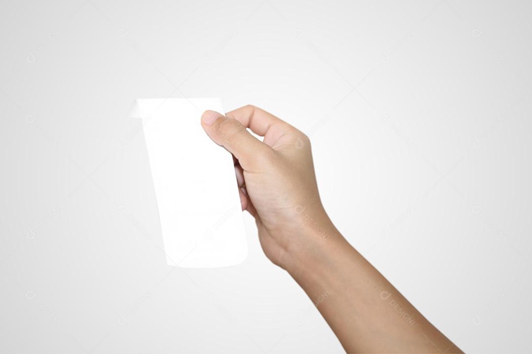 mão de mulher ásia verificando uma conta e um recibo longo na mão