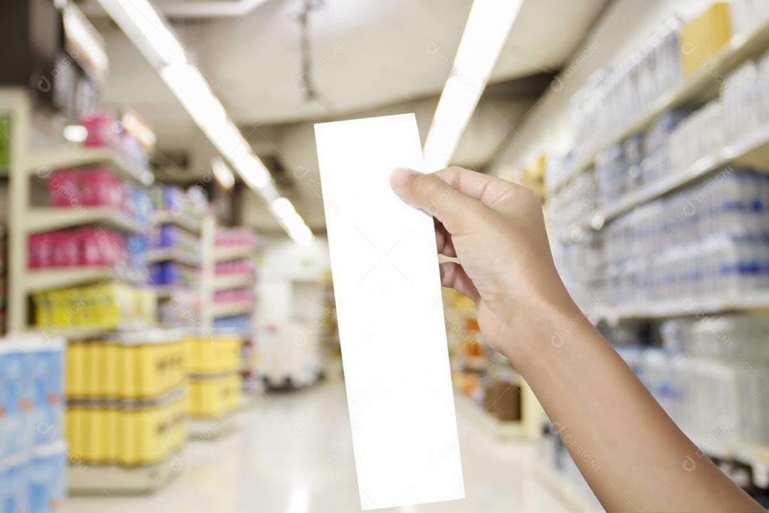 mão de mulher ásia verificando uma conta e um longo recibo de supermercado/shopping para plano de fundo e compras