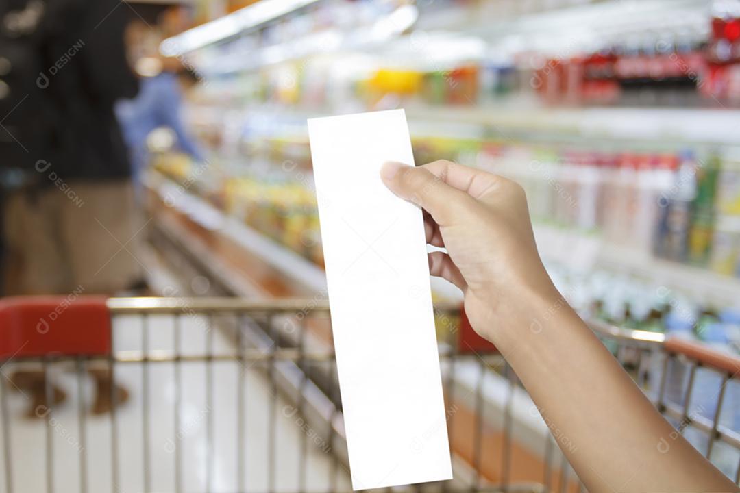 mão de mulher ásia verificando uma conta e um longo recibo de supermercado/shopping para plano de fundo e compras