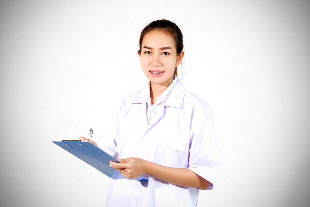 farmacêutico químico e médico mulher ásia com verificação de estetoscópio e prancheta