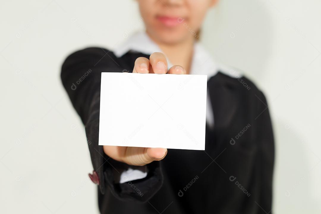 empresária ásia segurando e mostrado um cartão de visita em fundo branco