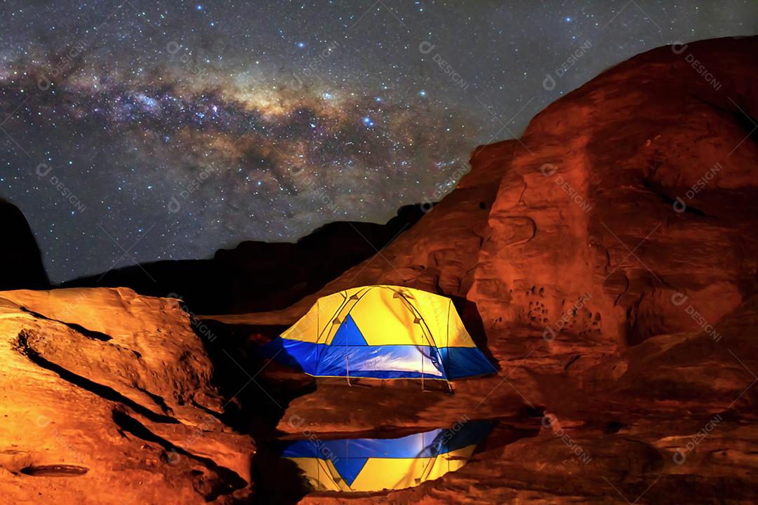 Fotografia embaçada e de longa exposição com ganho da galáxia Via Láctea na noite escura na tailândia