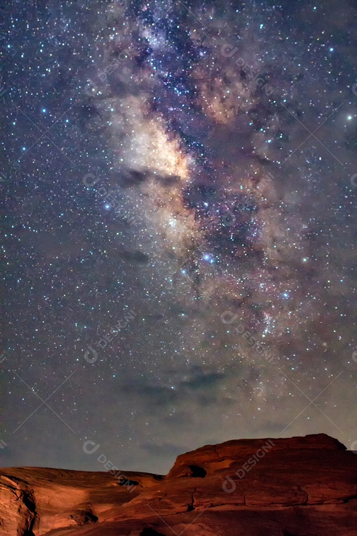 Fotografia embaçada e de longa exposição com ganho da galáxia Via Láctea na noite escura na tailândia