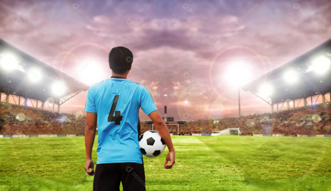 jogador de futebol e jogador de futebol segurando bola no estádio de futebol e vitória de campeonato de campo de futebol