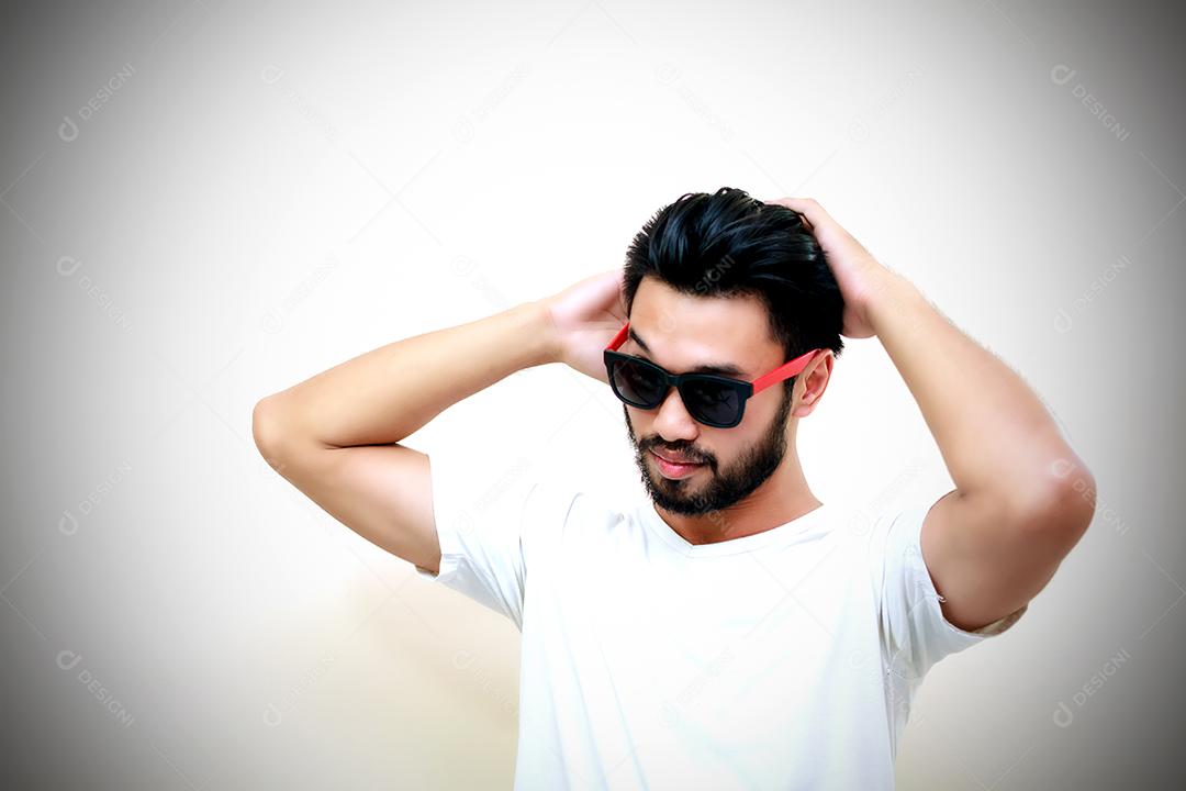 Homem bonito asiático Definir cabelo e usar óculos escuros