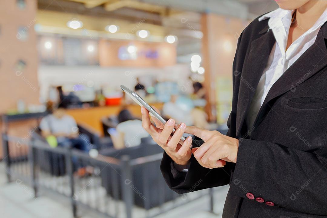 Empresária e mulher estão usando smartphone