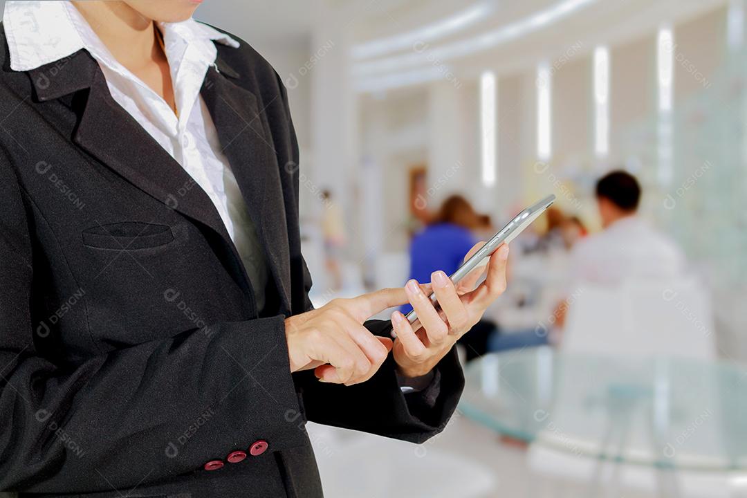 Empresário mulher estão usando telefone inteligente móvel e sensível ao toque para comunicação e verificando pessoas