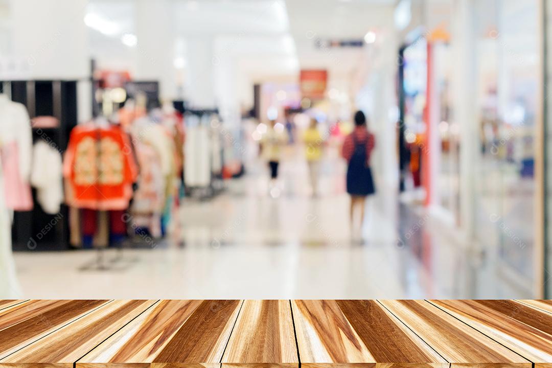 Perspectiva de madeira e prateleiras de madeira superiores vazias de supermercado/shopping para fundo e compras