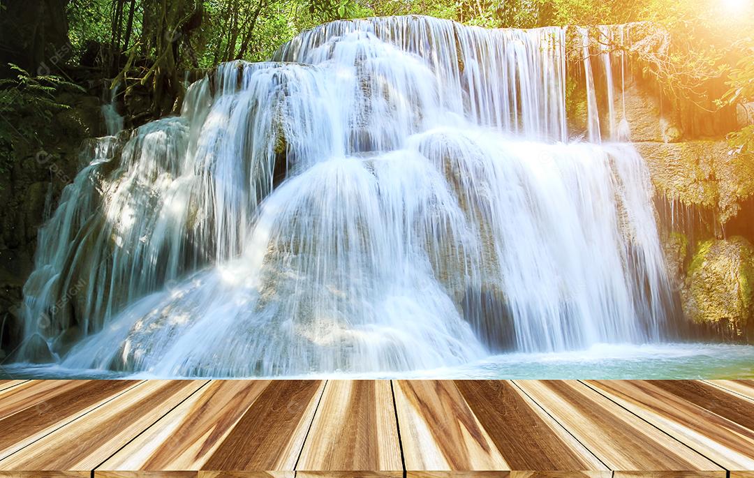 Huay Mae Kamin Cachoeira e piso de madeira Província de Kanchanaburi. Tailândia na luz do sol