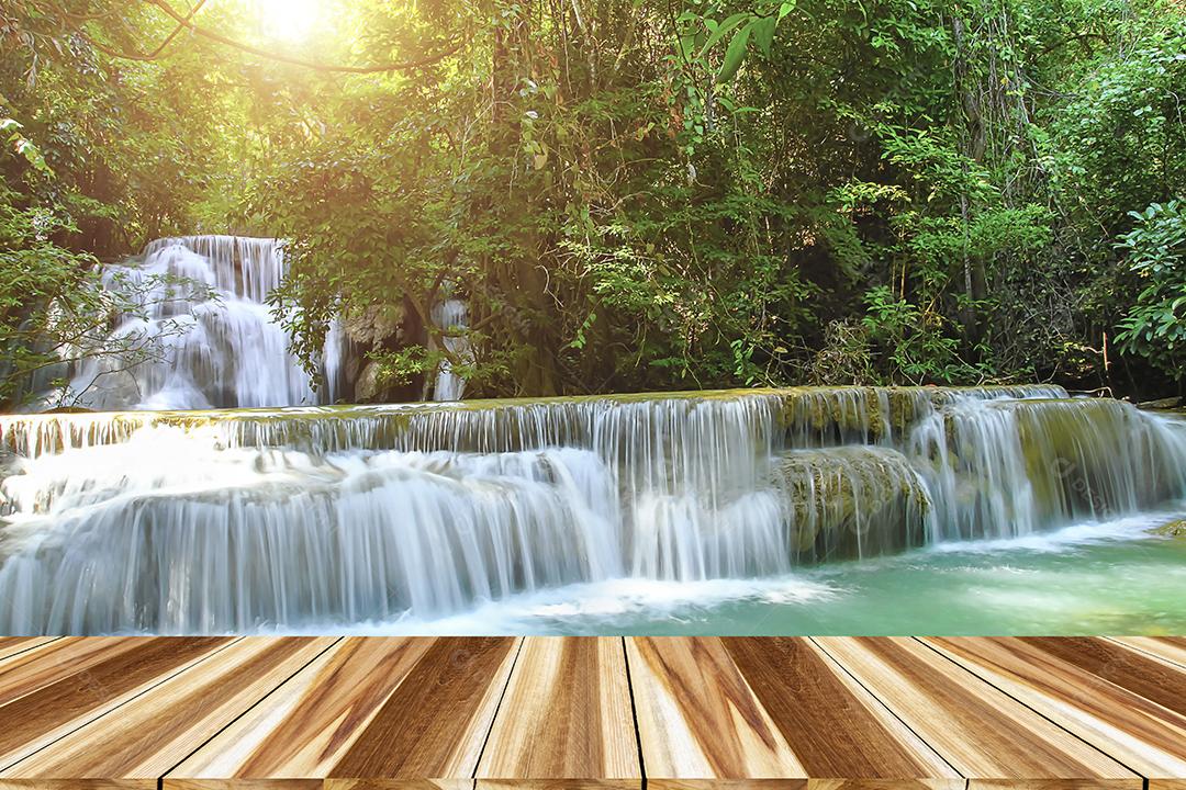 Huay Mae Kamin Cachoeira e piso de madeira Província de Kanchanaburi. Tailândia na luz do sol